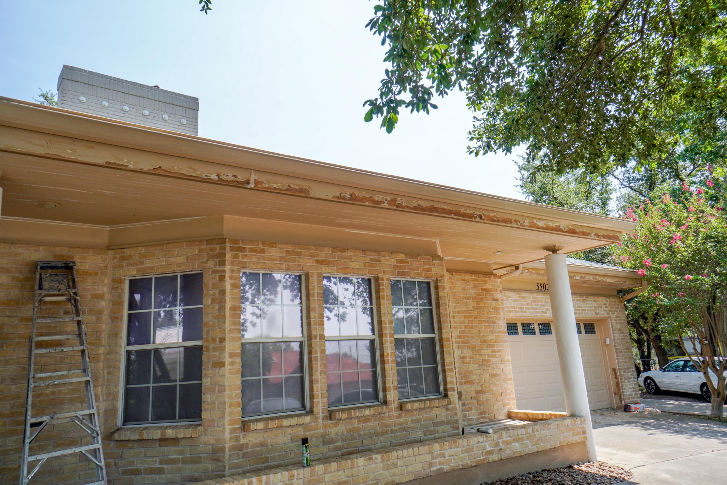 Long front eave with peeling coating before preparation